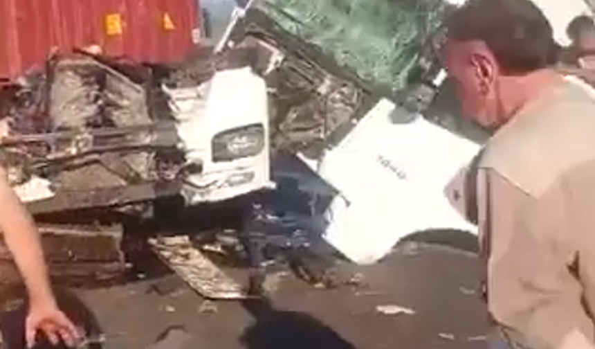 Şanlıurfa–Gaziantep Otoyolunda Feci Kaza: Tır Tankerli Tıra Çarptı, Sürücü Ağır Yaralandı