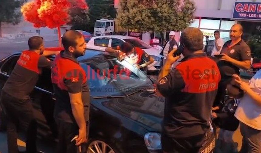 Haliliye'de Otomobilde Mahsur Kalan Kadın İle Çocuğu İtfaiye Kurtardı