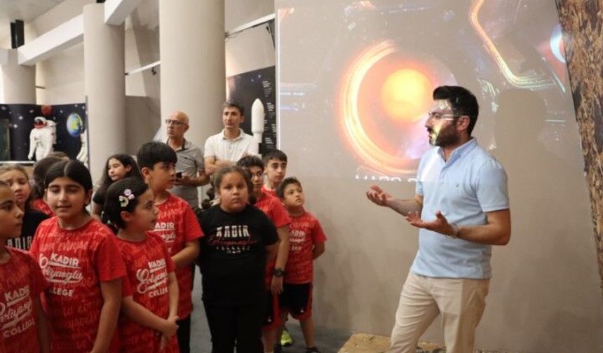 Karaköprü’de Eğitim Devrimi: Bilim Merkezi Öğrencileri Kendine Hayran Bırakıyor