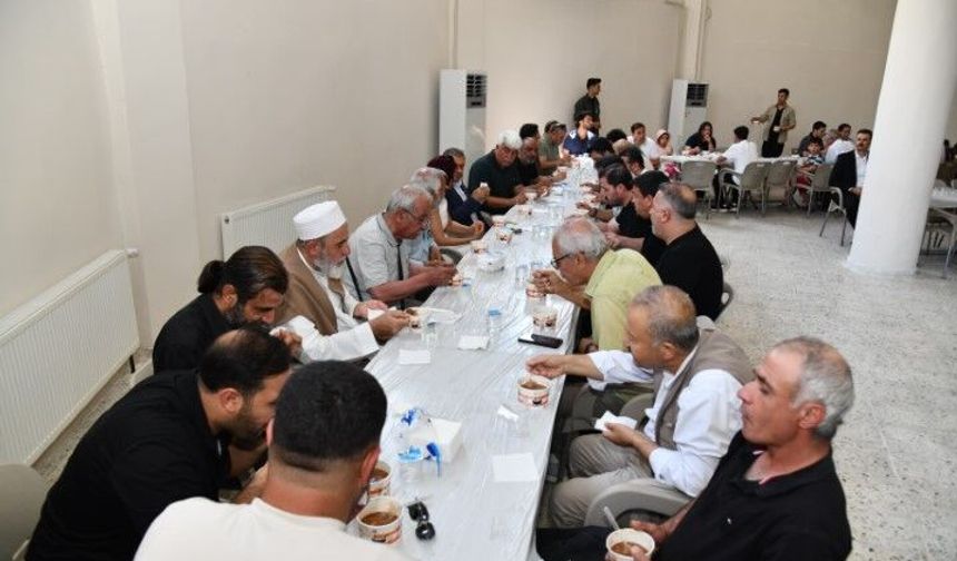 Şanlıurfa’da Aşure Günü Buluşması: Vali Şıldak Vatandaşlarla Aynı Sofrada
