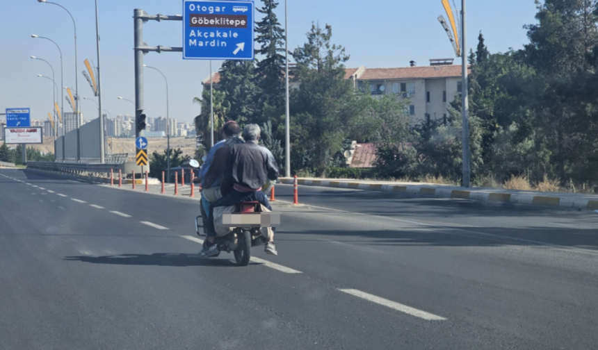 Şanlıurfa’da Pes Dedirten Görüntü: Aynı Motosiklette 3 Kişi Kasksız Yolculuk Yaptı