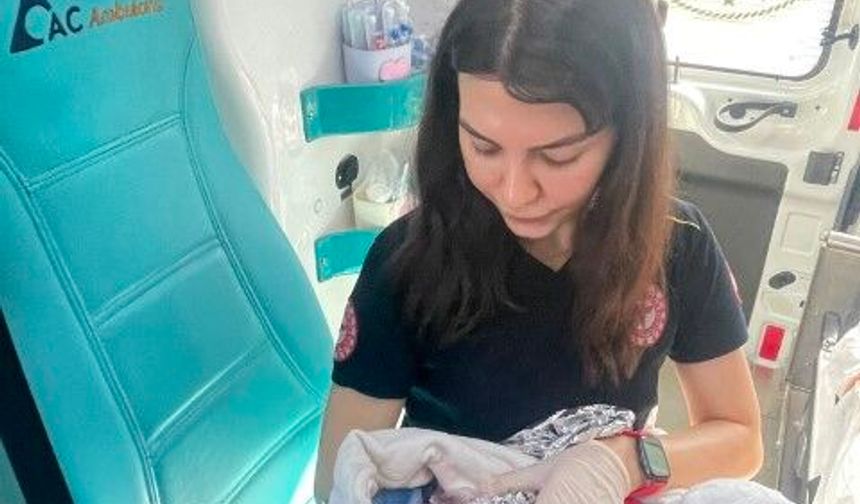 Şanlıurfa'da 112 Ekipleri Araçta Doğum Yaptırdı