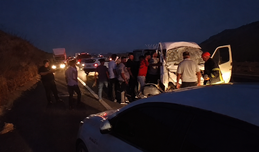 ŞANLIURFA'da Korkutan Kaza! Minibüs ile Otomobil Çarpıştı