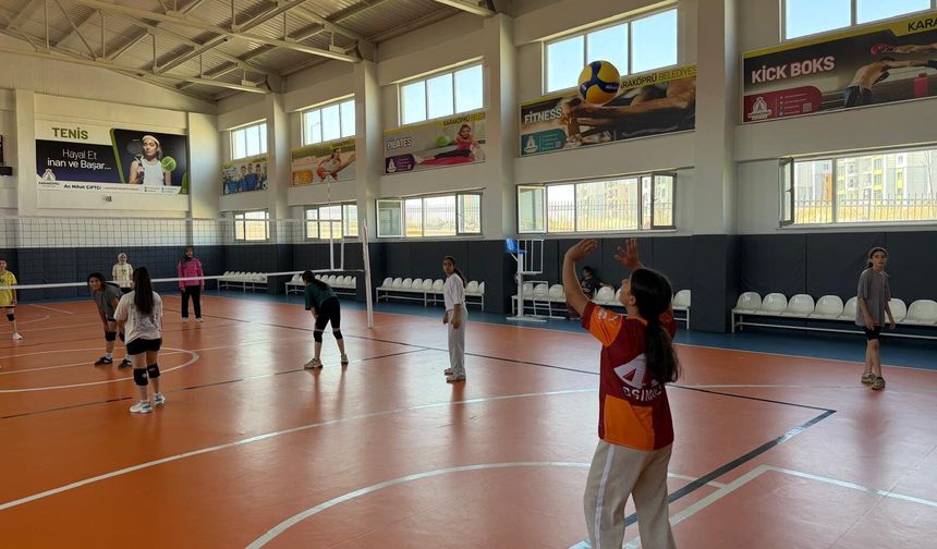 Karaköprü’de Çocuklara Voleybol Ve Basketbol Kursları Devam Ediyor