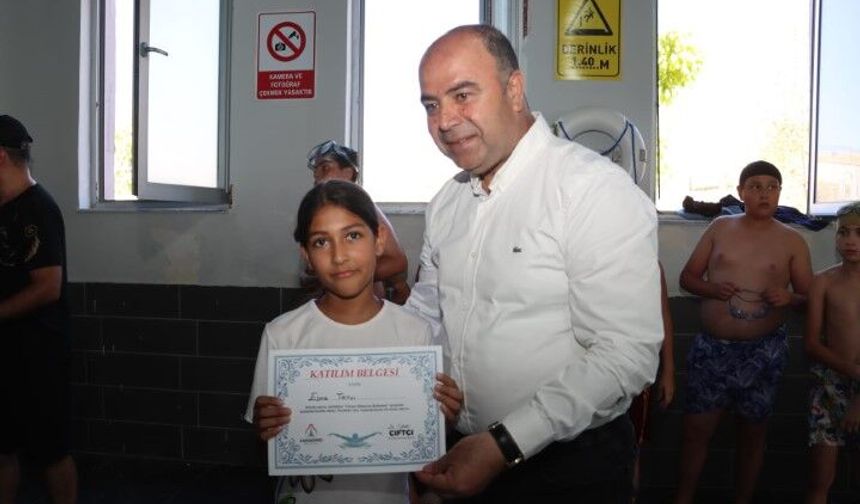 Karaköprü’de 230 Çocuk Yüzme Eğitimini Tamamladı