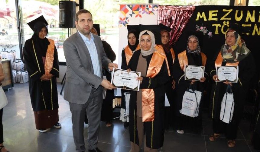 Şanlıurfa'da anneler kep takarak mezuniyet heyecanı yaşadı