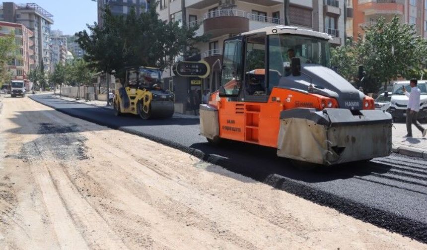 Şanlıurfa’da Yol Yenileme Çalışmaları Sürüyor: Karaköprü’de Sıcak Asfalt Mesaisi
