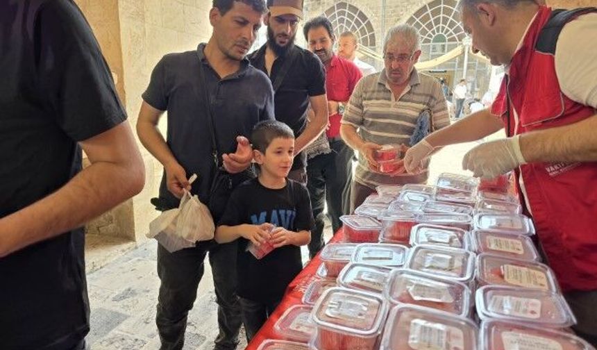 Şanlıurfa’da vatandaşlara vakıf geleneğiyle karpuz ikramı