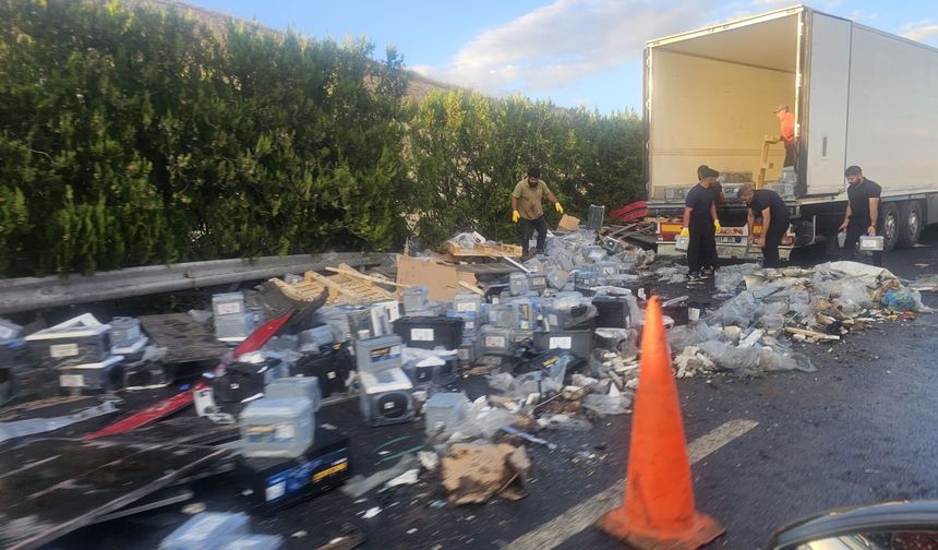 Şanlıurfa-Gaziantep Otoyolunda Akü Yüklü TIR Devrildi: 1 Yaralı
