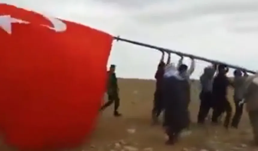 Şanlıurfa’da Yere Düşen Türk Bayrağı İçin Vatandaşlar Harekete Geçti