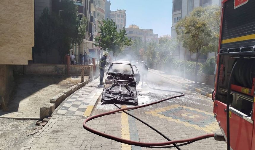 Şanlıurfa’da Seyir Halindeki Otomobil Alevlere Teslim Oldu