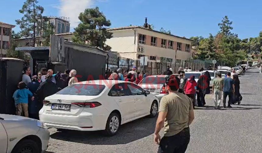 Şanlıurfa’da Deprem Sonrası Aileler Çocuklarını Almak İçin Okullara Koştu
