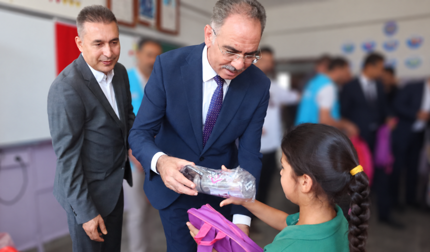 Şanlıurfa Eyyübiye’de Öğrencilere Çanta Ve Kırtasiye Desteği