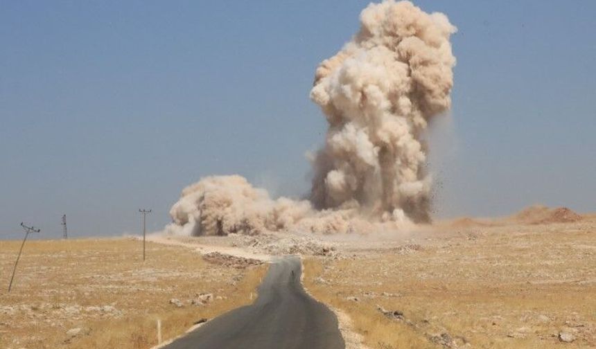 Şanlıurfa’da 27 Kilometrelik Grup Yolunda Sıcak Asfalt Çalışması