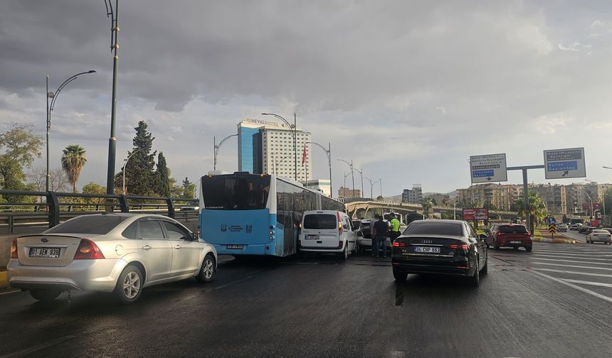 Şanlıurfa’da Belediye Otobüsü Ve Çok Sayıda Araç Birbirine Girdi