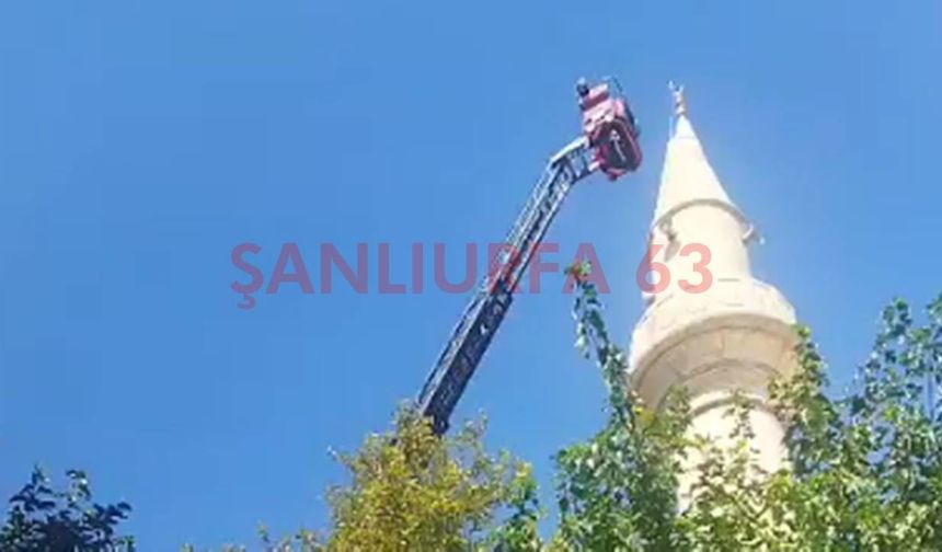 Şanlıurfa’da Deprem Tarihi Caminin Minaresine Zarar Verdi