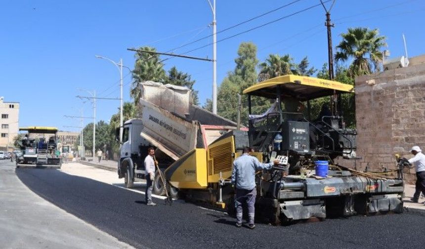 Şanlıurfa’da Haleplibahçe Caddesi’nde Sıcak Asfalt Çalışması Başladı