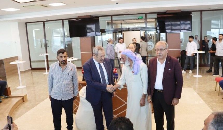 Şanlıurfa’da İlk Pamuk Satıldı, Üreticilere Altın Takdim Edildi