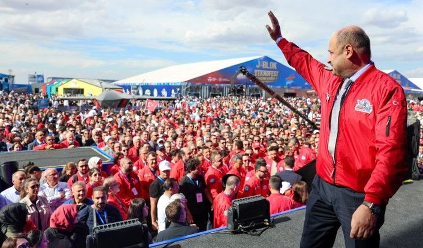 Şanlıurfa’da TEKNOFEST Başladı: SOLOTÜRK Ve Türk Yıldızları Gökyüzünde