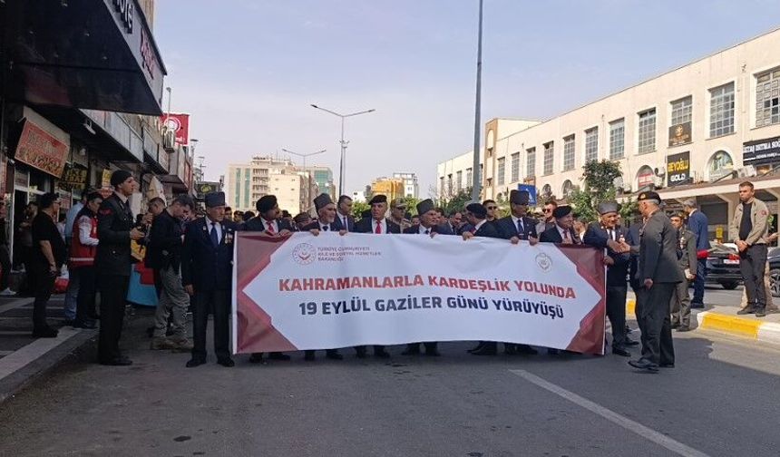 Vali Hasan Şıldak Şanlıurfa’da gaziler için yürüdü: “Birlik içindeyiz, bütünlük içindeyiz”