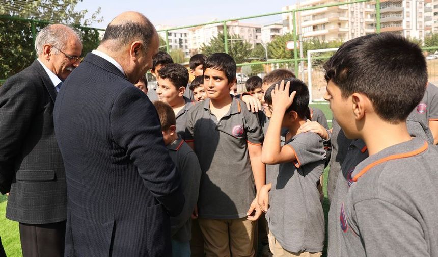 Karaköprü Belediye Başkanı Çiftçi saha açılışında öğrencilerle buluştu
