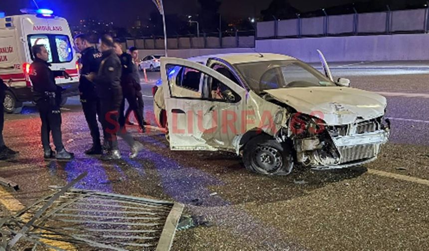 Şanlıurfa’da Trafik Kazası! Araçlar Bariyerlere ve Aydınlatma Direğine Çarptı