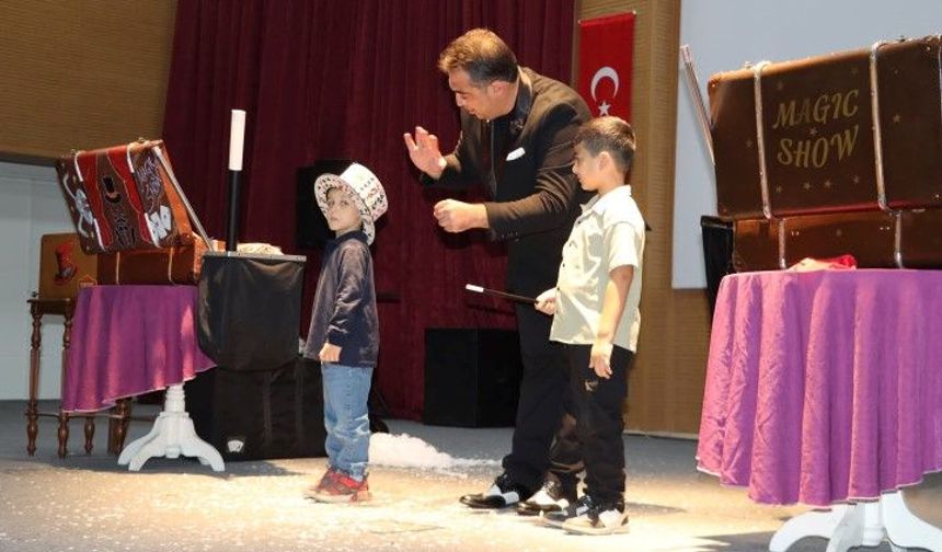 Şanlıurfa Karaköprü’de Çocuklar Sihirbazlık Gösterisiyle Doyasıya Eğlendi