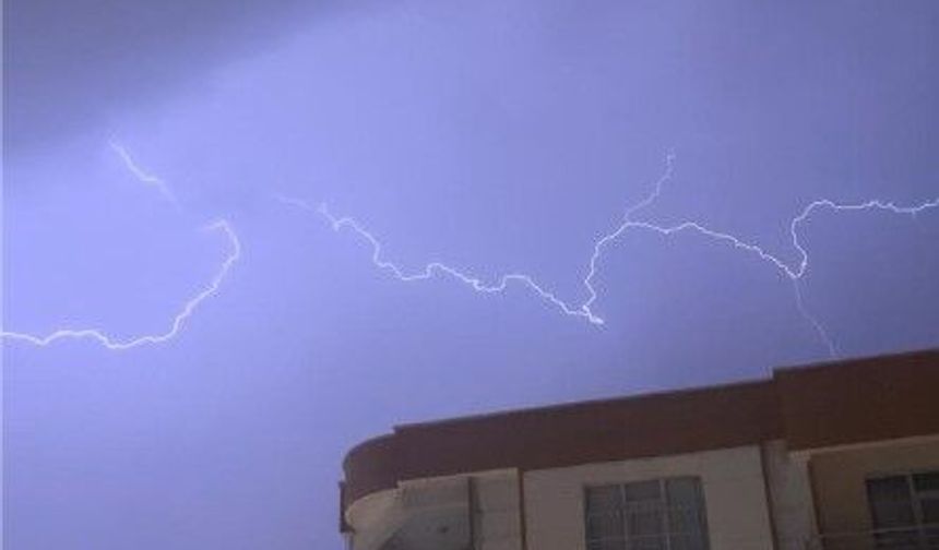 Şanlıurfa’da Geceyi Şimşekler Aydınlattı: Meteoroloji’den Yağış Uyarısı