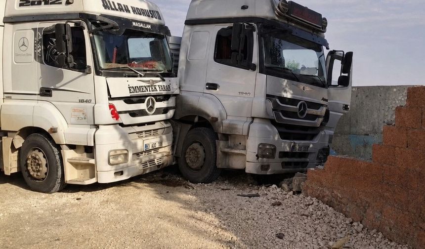 Şanlıurfa-Akçakale Yolunda İki Tır Kafa Kafaya Çarpıştı