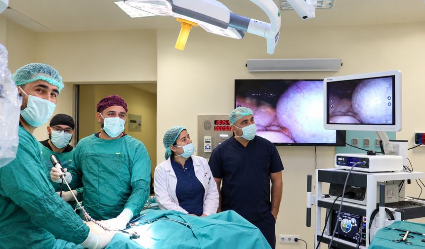 28 Yaşındaki Hastanın 12 Santimetrelik Kisti Robotik Cerrahiyle Alındı