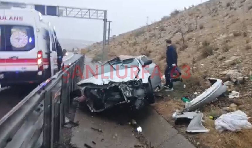 Şanlıurfa Birecik’te Otomobil Bariyerleri Aşarak Yoldan Çıktı: 2 Yaralı