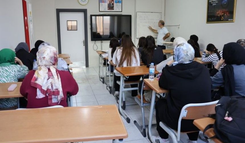 Şanlıurfa Haliliye’de Öğrencilere Ücretsiz Kurs Ve Deneme Sınavı Desteği