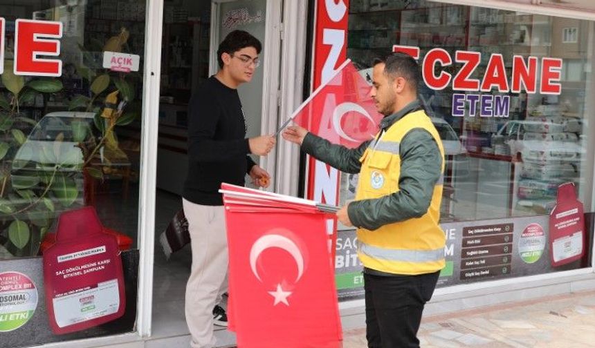 Şanlıurfa’da Haliliye Belediyesi’nden 29 Ekim Öncesi Türk Bayrağı Dağıtımı