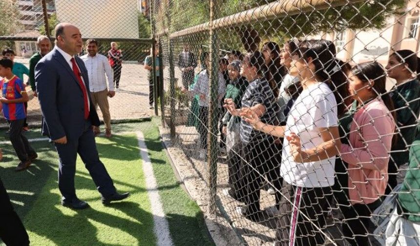 Şanlıurfa’da 5 Okula Yapılacak Sahalardan İlki Tamamlandı