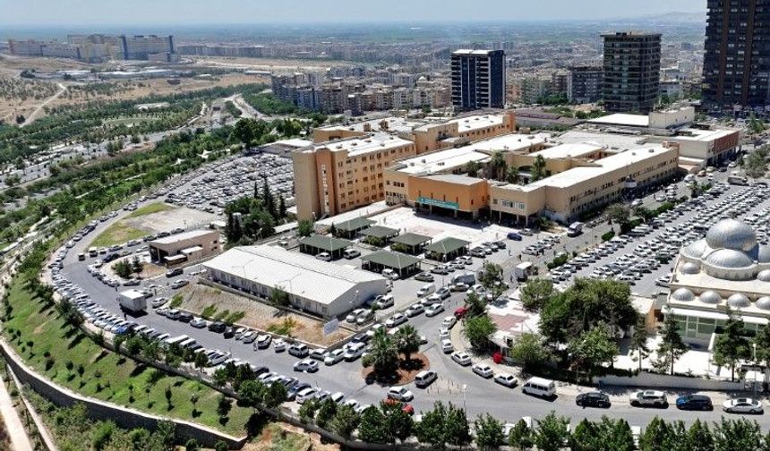 Şanlıurfa’da 60 Yaşındaki Kadının Beynindeki 10x8 Santimetrelik Kitle Çıkarıldı