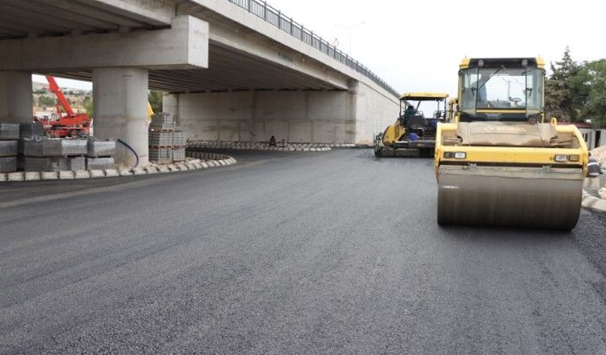 Şanlıurfa’da Katlı Köprülü Kavşağın Alt Yolları Asfaltlanıyor