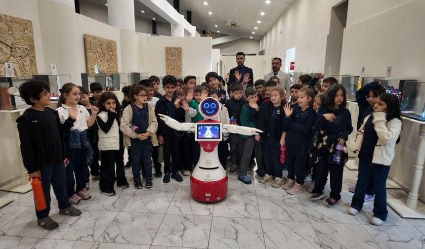 Şanlıurfa’da Öğrenciler Battani Uzay Ve Havacılık Bilim Merkezi’ni Ziyaret Etti