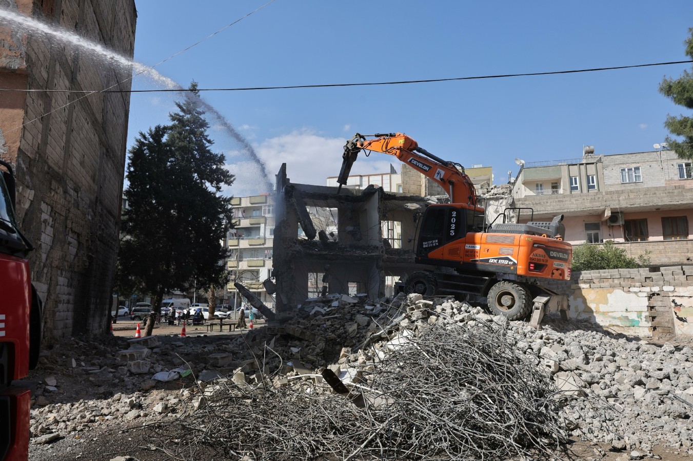 Büyükşehi̇r, 25 Metreli̇k Yol Projesi̇ İçi̇n 59 Bağimsiz Yapinin Yikimini Tamamladi (1)