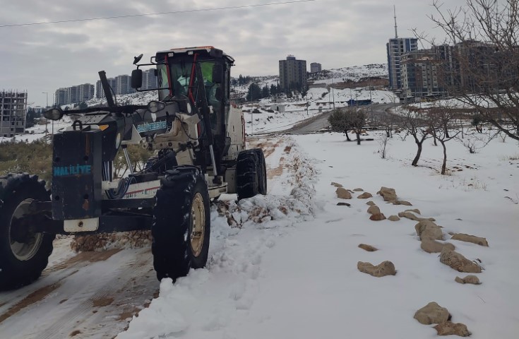 Şanlıurfa Haliliye’de Karla Mücadele Çalışmaları Aralıksız Sürüyor (1) (Küçük)