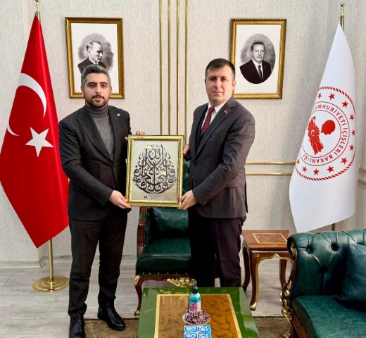 Birlik Vakfı Gençlik Teşekkülü Karaköprü Kaymakamı’nı Ziyaret Etti (2) (Küçük)