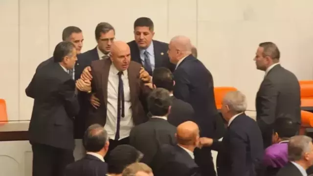 Meclis Teki Yumruklu Kavgaya Karisan Gokcek Ten 19559429 5220 M