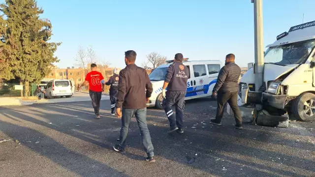 Tarim Iscilerini Tasiyan Minibus Direge Carpti 1 19570411 1910 M