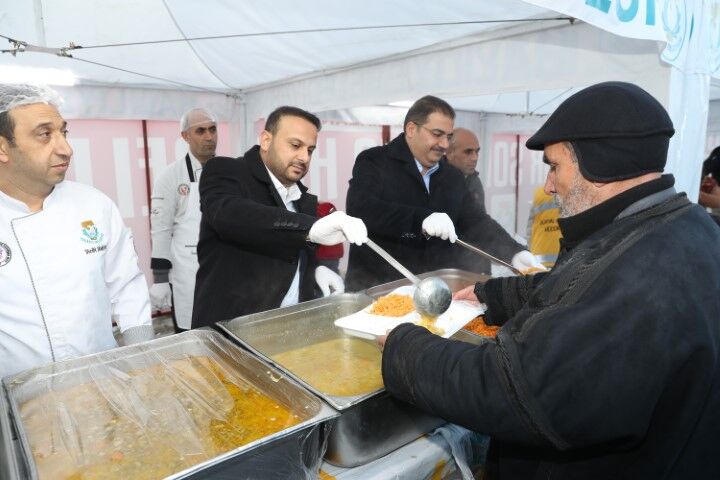 Başkan Mehmet Canpolat Vatandaşlarla İftar Sofrasında Buluştu (4) (Küçük)