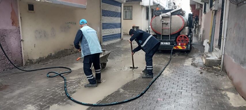 Şanlıurfa’da Yağışın Taşıdığı Toprak Temizleniyor2 (Küçük)