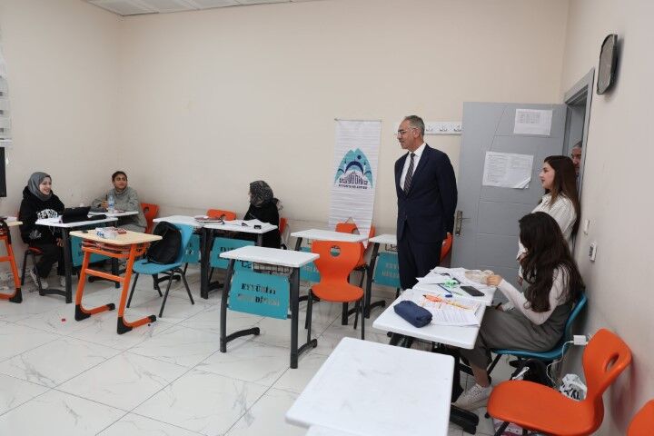 Eyyübiye’de Gençlik Merkezi Ziyareti Başkan Kuş Gençlerle Buluştu (1) (Küçük)