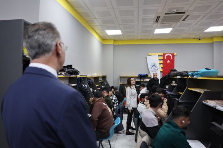 Eyyübiye’de Gençlik Merkezi Ziyareti Başkan Kuş Gençlerle Buluştu (3) (Küçük)