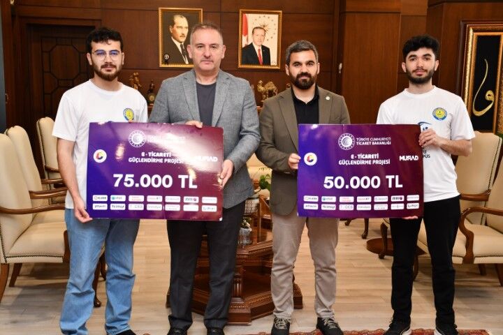 Harran Üniversitesi Rektöründen Başarılı Öğrencilere Tebrik (3) (Küçük)