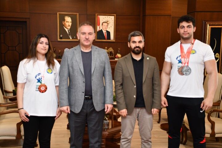 Harran Üniversitesi Rektöründen Başarılı Öğrencilere Tebrik (4) (Küçük)