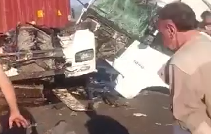 Şanlıurfa–Gaziantep Otoyolunda Feci Kaza: Tır Tankerli Tıra Çarptı, Sürücü Ağır Yaralandı