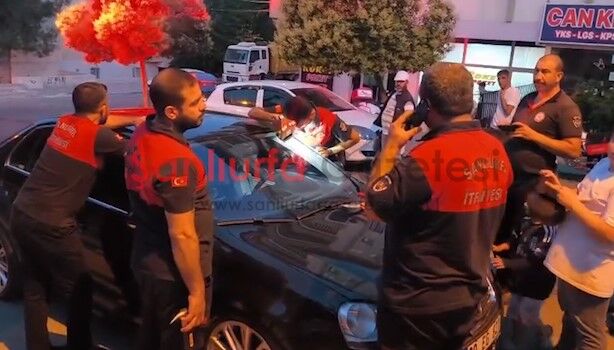 Haliliye'de Otomobilde Mahsur Kalan Kadın İle Çocuğu İtfaiye Kurtardı